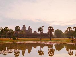 antico tempio patrimonio angkor wat all'alba a siem ream, cambogia foto