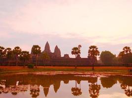 antico tempio patrimonio angkor wat all'alba a siem ream, cambogia foto