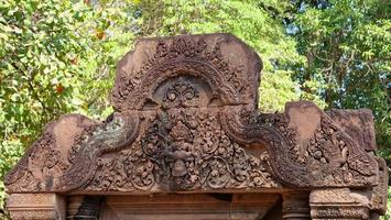 Rovine di pietra di intaglio al tempio di Banteay Srei Angkor, Siem Reap, foto