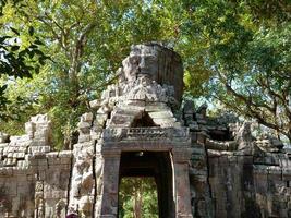 Porta di pietra rovina del cancello a Banteay Kdei, a Siem Reap, Cambogia foto