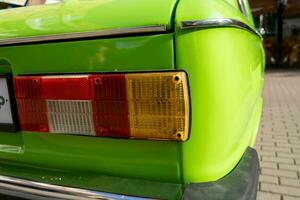 posteriore leggero di un vecchio classico auto è leggero verde. dettagli di retrò macchine foto