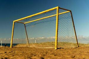 calcio obbiettivo su un' sabbioso spiaggia vicino il mare foto
