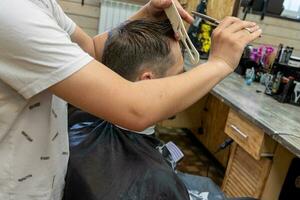 professionale parrucchiere tagli un' dell'uomo capelli. visitare per il barbiere negozio foto