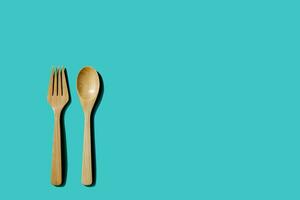 di legno cucchiaio e forchetta, leggero e ombra superiore Visualizza con spazio per il tuo ricette. foto