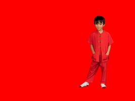 poco ragazzo moda sorridente bambino nel rosso Cinese vestire, stile e moda idee per bambini. foto