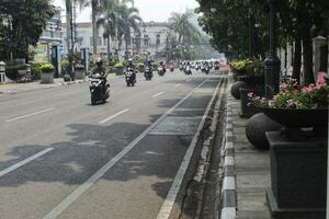 bandung città, ovest Giava, Indonesia. ottobre 24 2023. Visualizza di Asia afrika strada nel bandung città. il quotidiano attività commerciale di città residenti. molti veicoli passaggio di su il strada foto