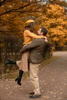 un' coppia nel amore, un' uomo e un' donna, prendere un' camminare nel il autunno parco. foto