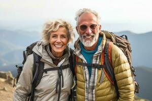 attivo pensionato coppia escursioni a piedi nel montagne, autunno stagione, all'aperto. ai generativo foto