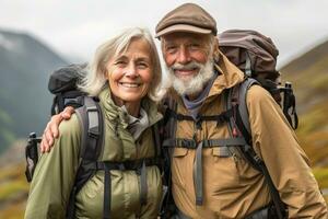 attivo pensionato coppia escursioni a piedi nel montagne, autunno stagione, all'aperto. ai generativo foto