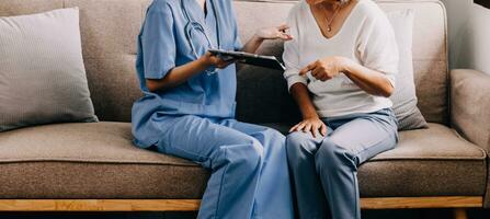 medico mostrando medico carta per paziente a tavolo nel clinica, avvicinamento foto