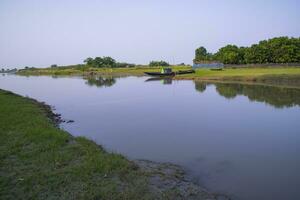 canale con verde erba e vegetazione riflessa nel il acqua vicino padma fiume nel bangladesh foto