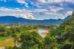 città di luang prabang in laos panorama del paesaggio con il fiume mekong. foto