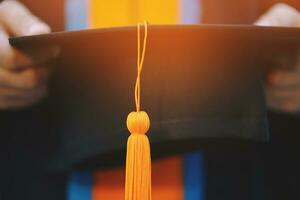 laurea, cappelli da studente in mano durante l'inizio laureati di successo dell'università, cerimonia di congratulazioni per l'educazione concettuale, congratulazioni con i laureati all'università. foto