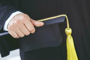 laurea, cappelli da studente in mano durante l'inizio laureati di successo dell'università, cerimonia di congratulazioni per l'educazione concettuale, congratulazioni con i laureati all'università. foto