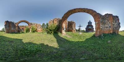 pieno senza soluzione di continuità sferico hdri 360 panorama dentro rovinato abbandonato Chiesa con archi senza tetto nel equirettangolare proiezione con zenit e nadir, pronto per vr virtuale la realtà soddisfare foto