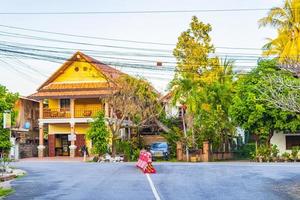 luang prabang, laos 2018- tipiche strade colorate della città luang prabang laos