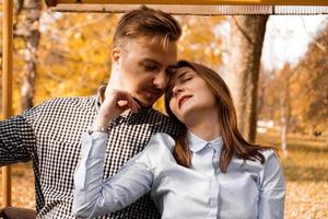 coppia romantica nel parco autunnale - concetto di amore, relazione e appuntamenti