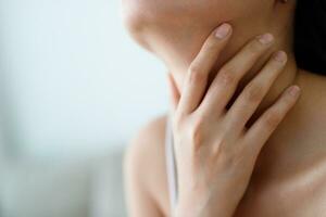 un' donna ha un' dolorante gola a partire dal il influenza e covid19. foto