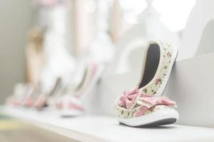 scarpe da ragazza nel negozio di calzature per bambini foto