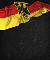 bandiera della germania vintage su una lavagna nera grunge foto