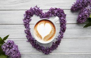 fiori lilla e tazza di caffè foto