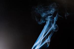 fumo blu su sfondo nero, astratto di fumo