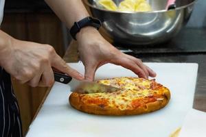 lo chef prepara il panino in cucina foto