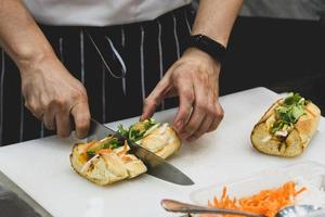 lo chef prepara il panino in cucina foto