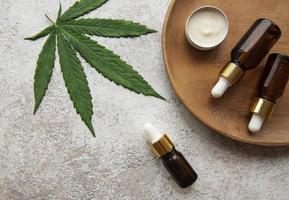 olio di cbd, tintura di canapa, prodotto cosmetico alla cannabis per la cura della pelle.