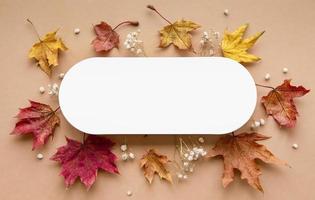 composizione autunnale. carta bianca, fiori e foglie secchi foto