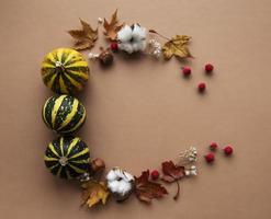 decorazione autunnale con zucche e foglie secche foto