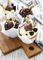 cupcakes al cioccolato su un tagliere di legno foto