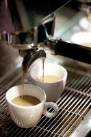 colpo di caffè espresso dalla macchina del caffè nella caffetteria? foto