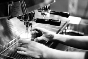 colpo di caffè espresso dalla macchina del caffè nella caffetteria? foto