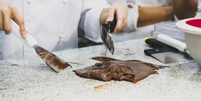 glassa al cioccolato fondente, fare il fondente al cioccolato foto