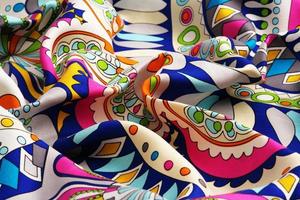tessuto di seta drappeggiato colorato foto