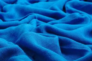 tessuto morbido drappeggiato blu scuro foto