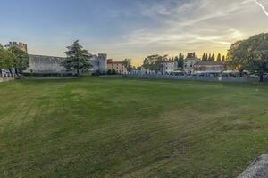 Visualizza al di sopra di il torneo motivo nel davanti di il medievale castello di il istriana villaggio di svetvincenat foto