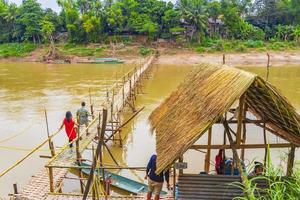 luang prabang, laos 2018- benvenuto al ponte di bambù del fiume mekong luang prabang laos