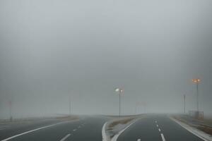 vuoto città strada coperto nel nebbia, nebbioso asfalto strada su un' inverno mattina generato di ai foto