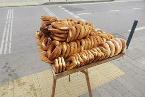 Turco bagel simit vendita a taqsim piazza nel un' furgone foto