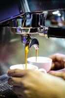 colpo di caffè espresso dalla macchina del caffè nella caffetteria? foto