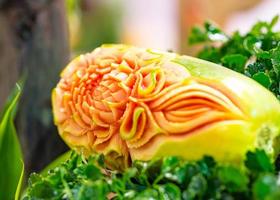 sculture di frutta e verdura, mostra la decorazione di intaglio di frutta tailandese foto