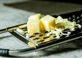 parmigiano grattugiato, grattugia con cheddar foto