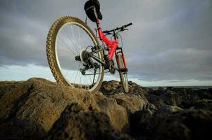 rosso montagna bicicletta foto