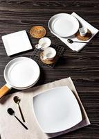 cena su uno sfondo scuro, piatto bianco vuoto con forchetta e cucchiaio foto
