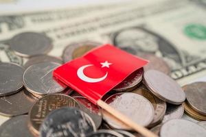 pila di monete con bandiera turca su banconote in dollari usa america. foto