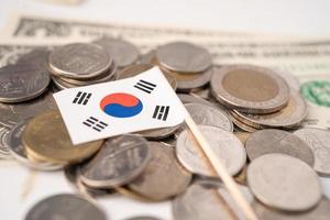 pila di monete con bandiera coreana