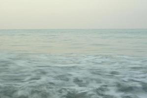 turbolenza acqua di mare e roccia sulla costa foto