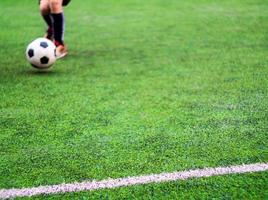 i calciatori si sfidano sull'erba sintetica della scuola
